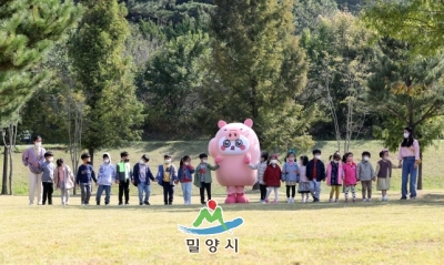 돼지국밥 캐릭터 굿바비 유튜브 촬영